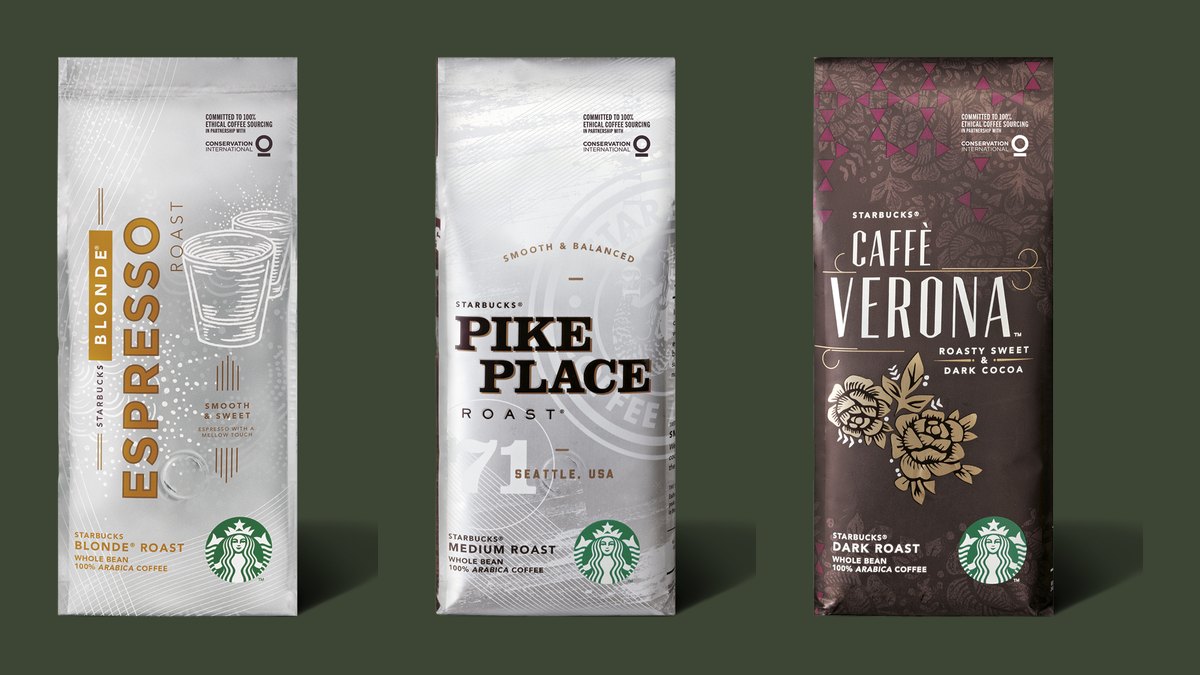 Drie zakken Starbucks koffiebonen naast elkaar: Blonde Espresso Roast, Pike Place Roast (medium roast) en Caffè Verona (dark roast)