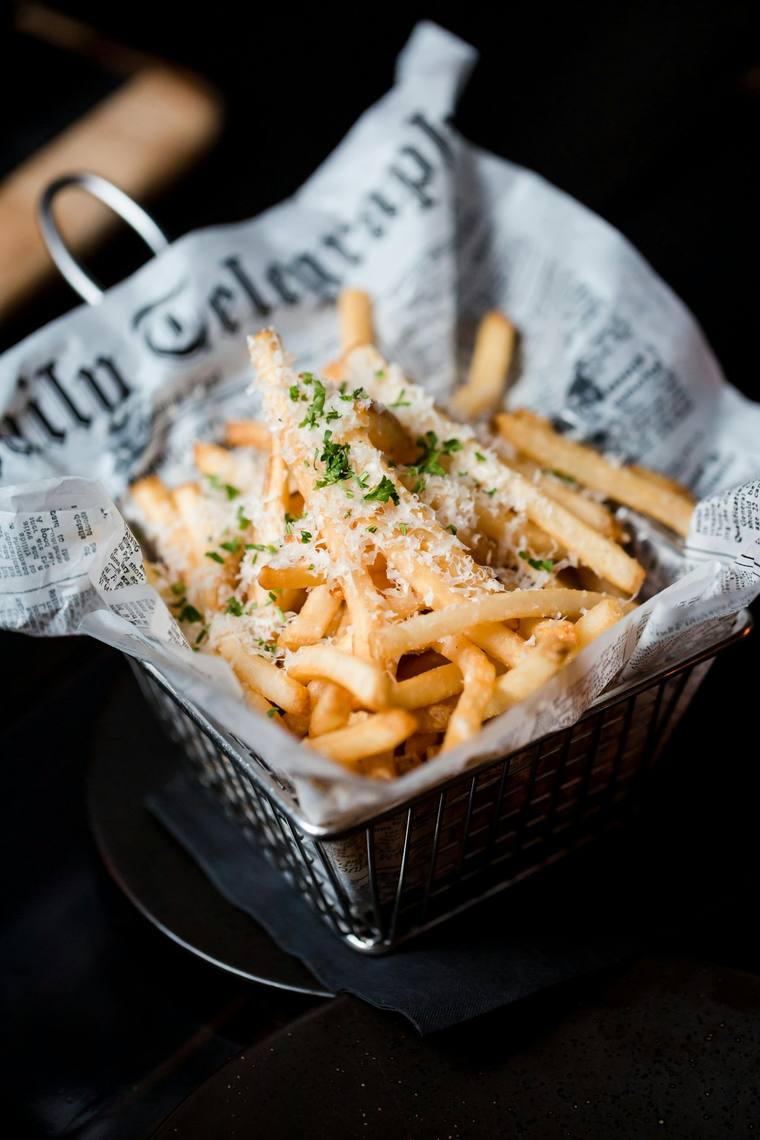 Mandje verse frites met kaas en peterselie